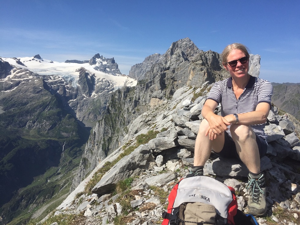 Foto auf dem Gipfel des Geissberg, im Hintergrund der grosse Spannort, im Vordergrund Sylvia Bendel.