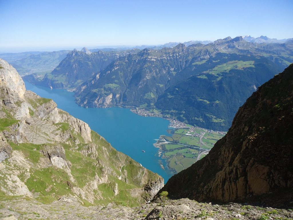 Blick vom Lagerplatz der 1. August Feuermacher hinunter zum Urner See und Flüelen. 